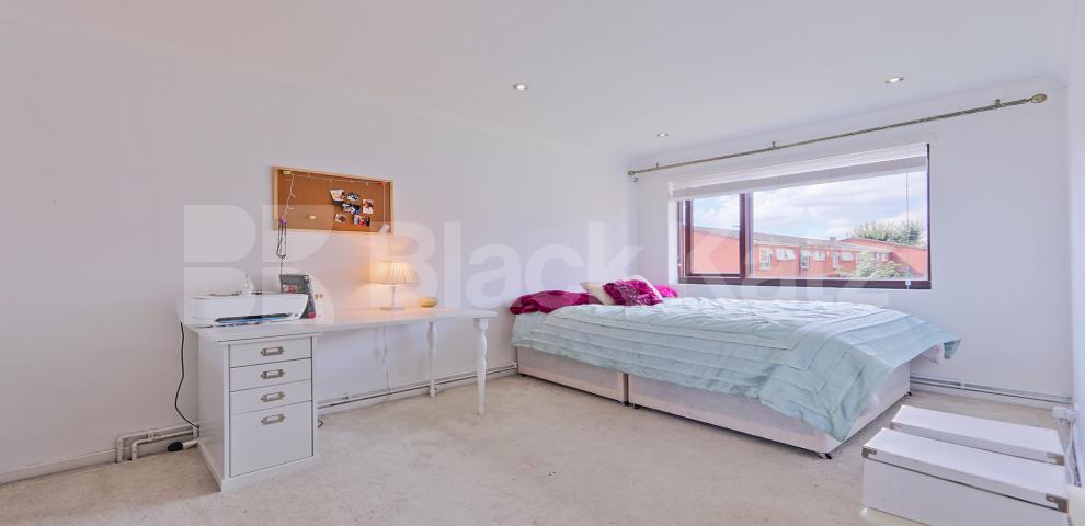 			LET , 3 Bedroom, 1 bath, 1 reception End Terraced House			 Radcliffe Path, Clapham 